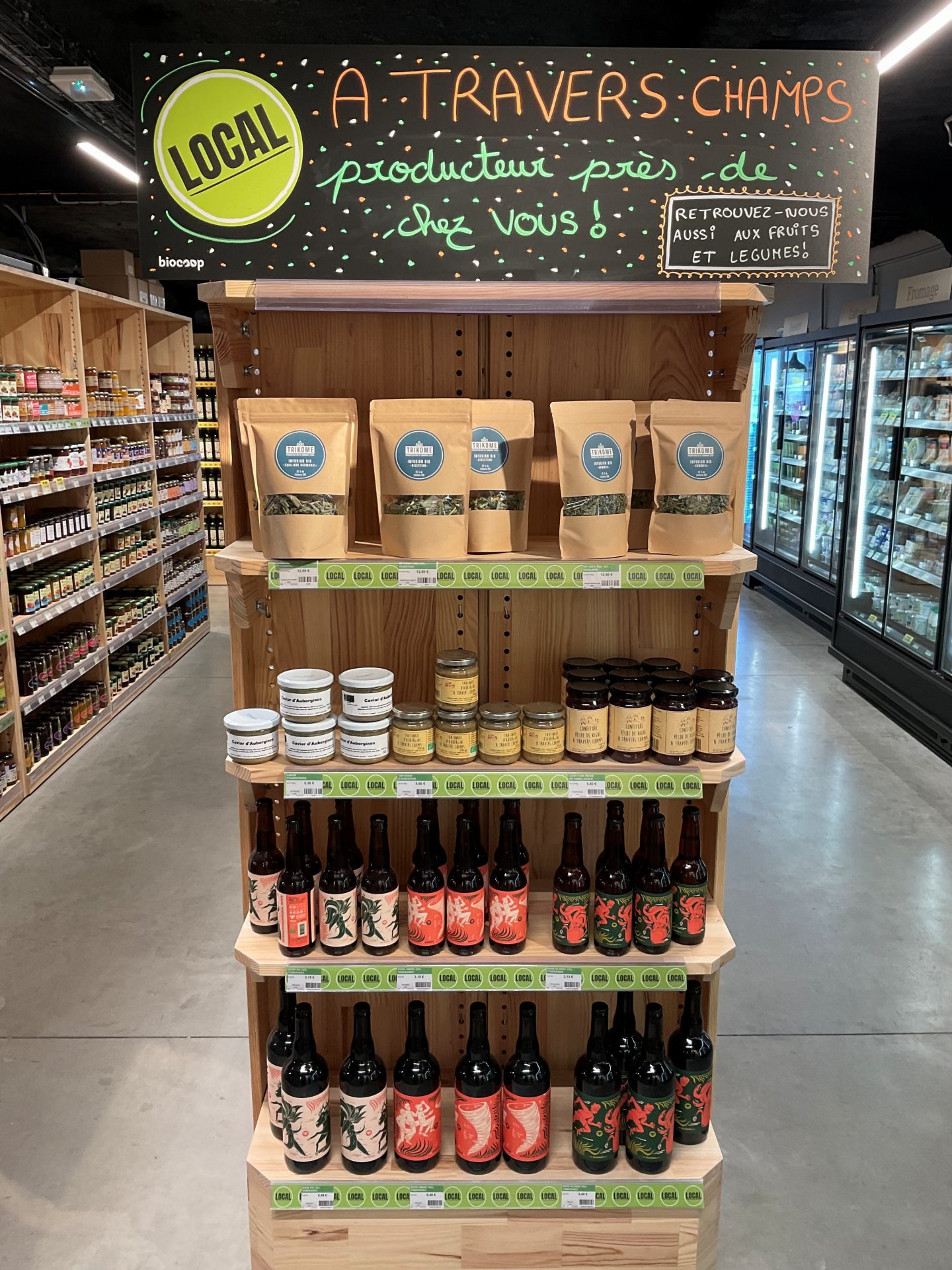 Pr&eacute;sentation des produits CBD Trikome soigneusement dispos&eacute;s dans un magasin partenaire en Savoie, mettant en avant une gamme locale et artisanale de haute qualit&eacute;.